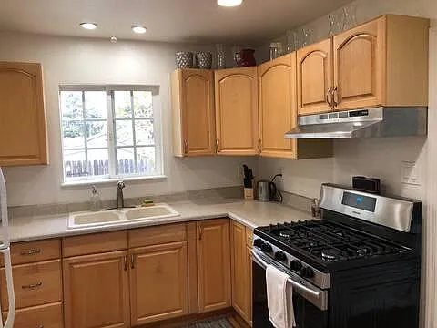 221 Sandercock St — Photo 5