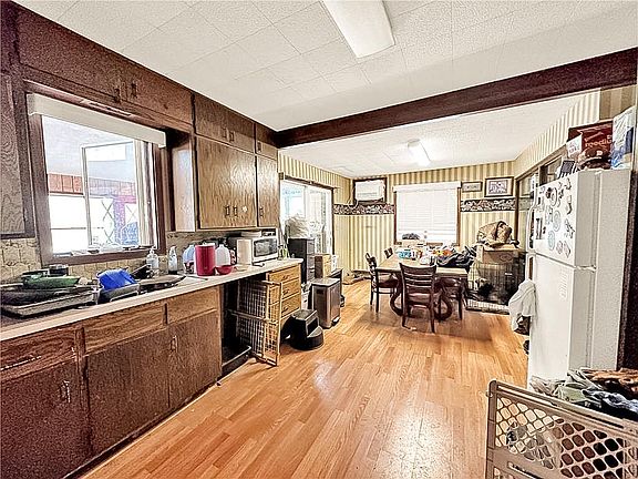4th image of 509 E 4th St