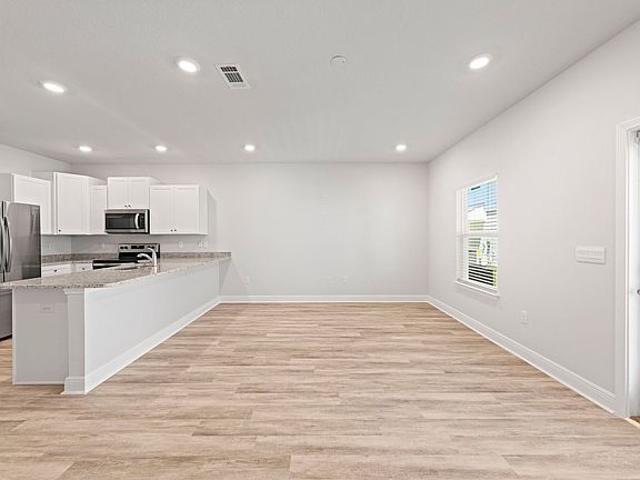 4th image of 1027 McLaren Cir
