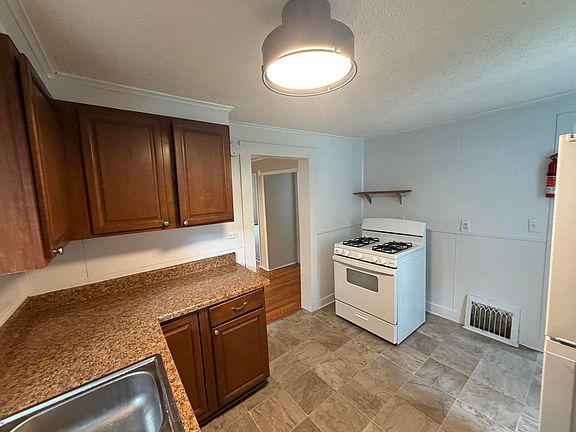 4th image of 931 Pomeroy St