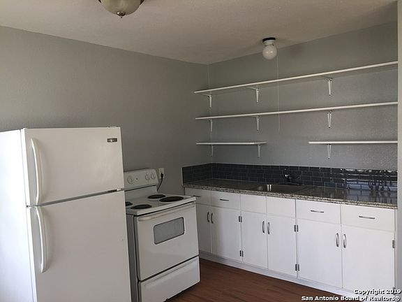 3rd image of 202 Lee St