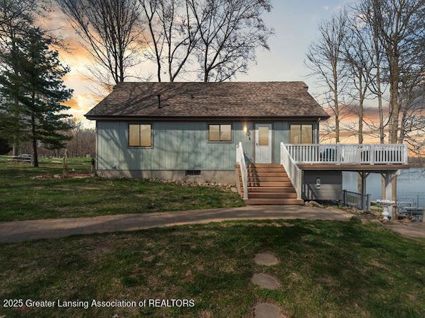 10237 Lakeside Dr, Perrinton, MI 48871