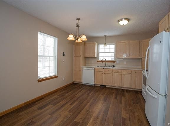 3rd image of 727 Pinegate Dr