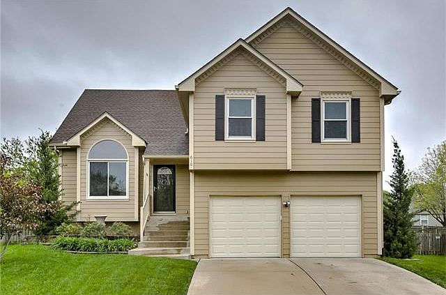 1st image of 610 NE Field Creek Dr