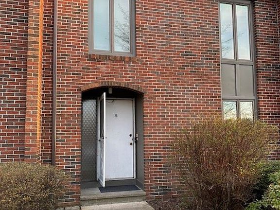 2nd image of 8 Eaton Ct