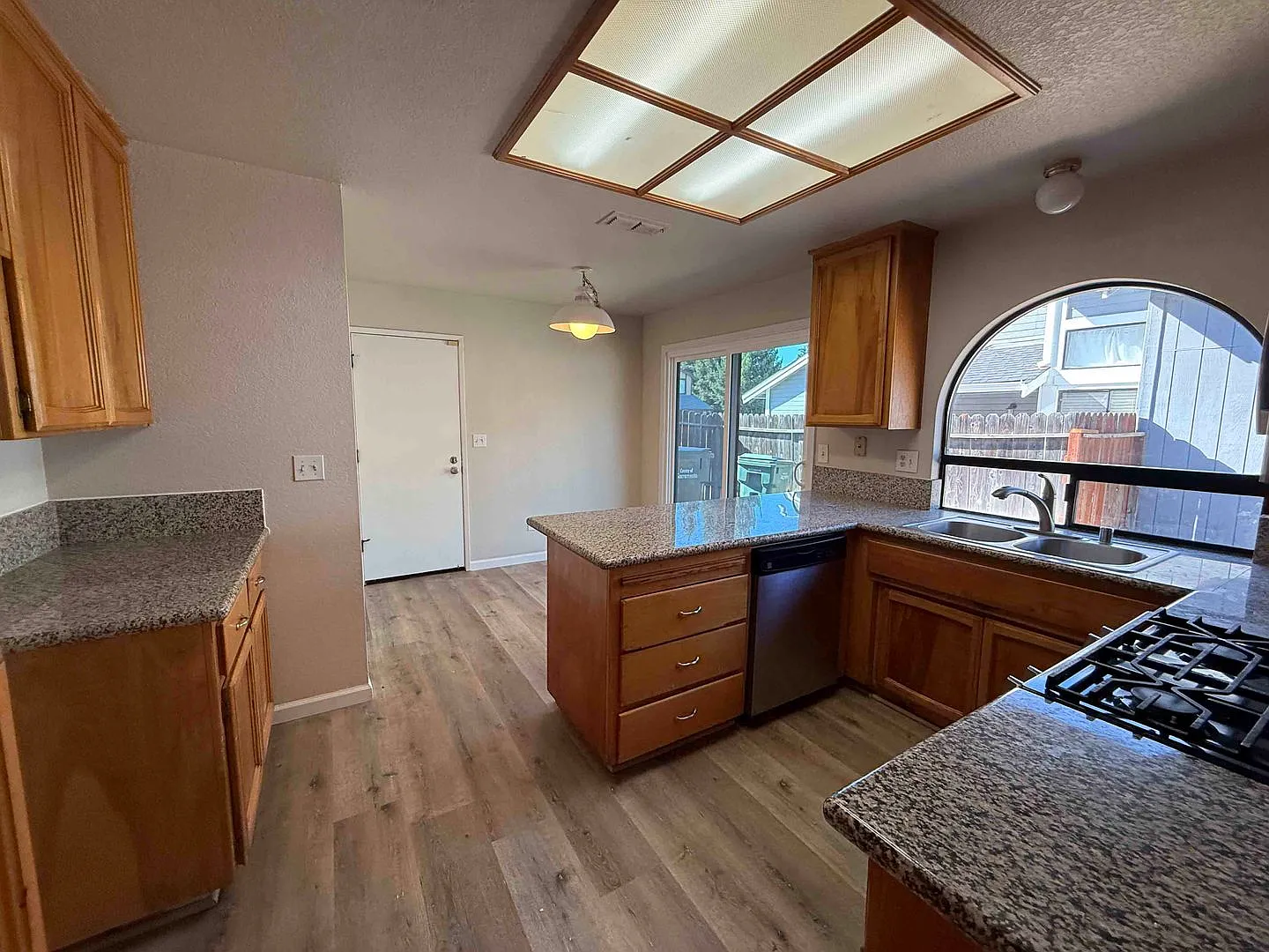 Great Antelope Home Located On a Court — Photo 2