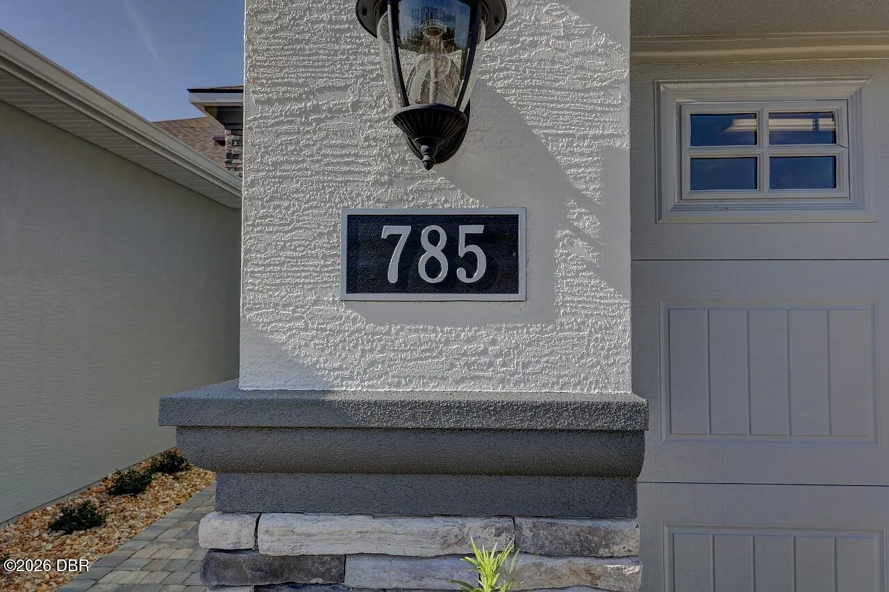 3 bed, 3.0 bath, 2056 sqft, $2,600 — Photo 3