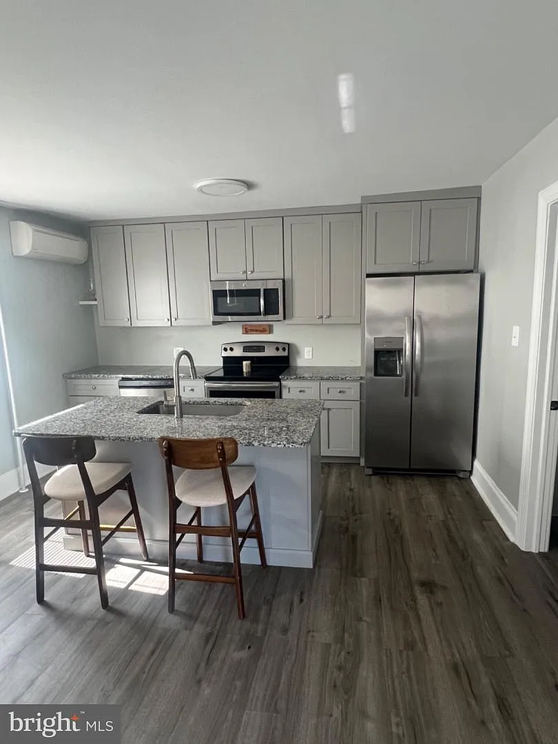 Building Photo - 609 Lancaster Ave #1