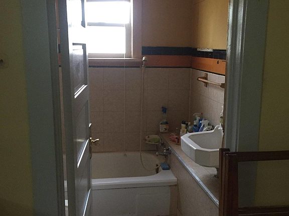 5th image of 612 W King St