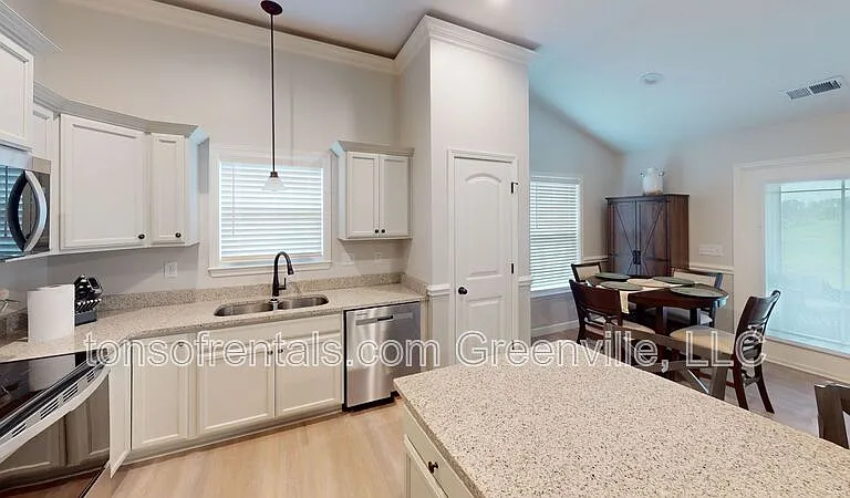 2212 Davenport Ct — Photo 5