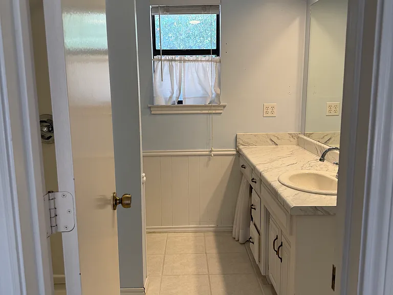 Primary en-suite bathroom