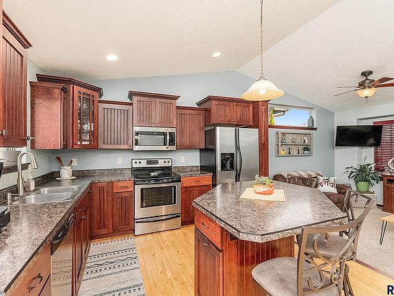 4th image of 620 Saint Gregory St
