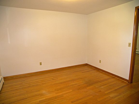 2nd image of 7 Lorraine Cres