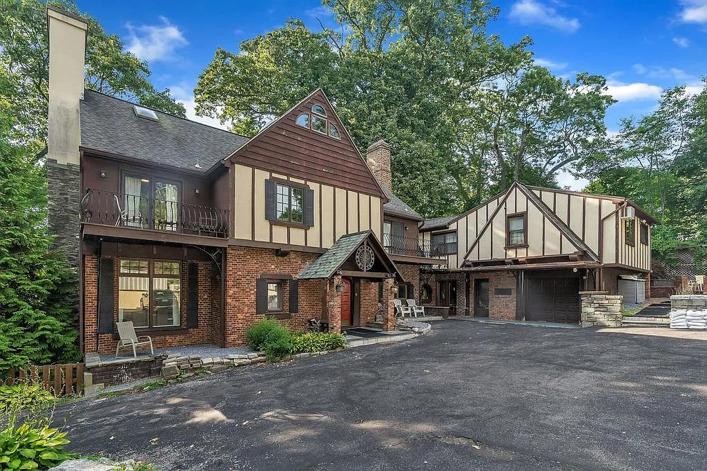 5 bed, 4.5 bath, 4290 sqft, $9,000 — Photo 1