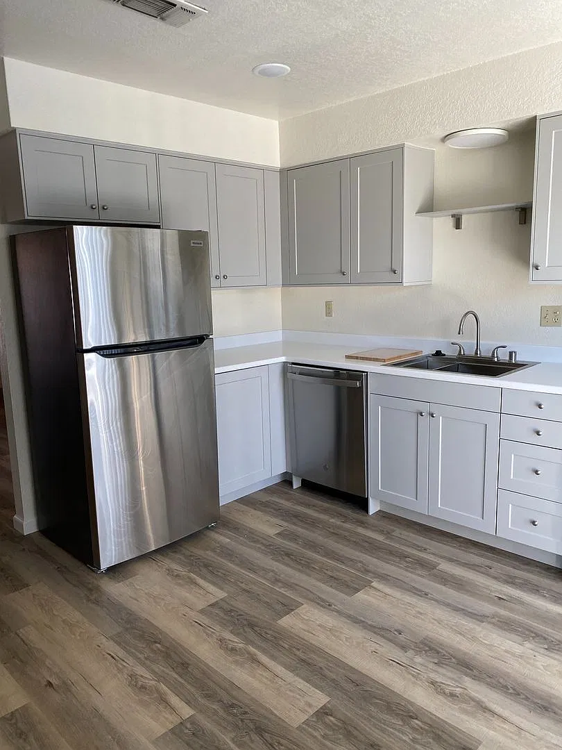 0075-Lake Court — Photo 3