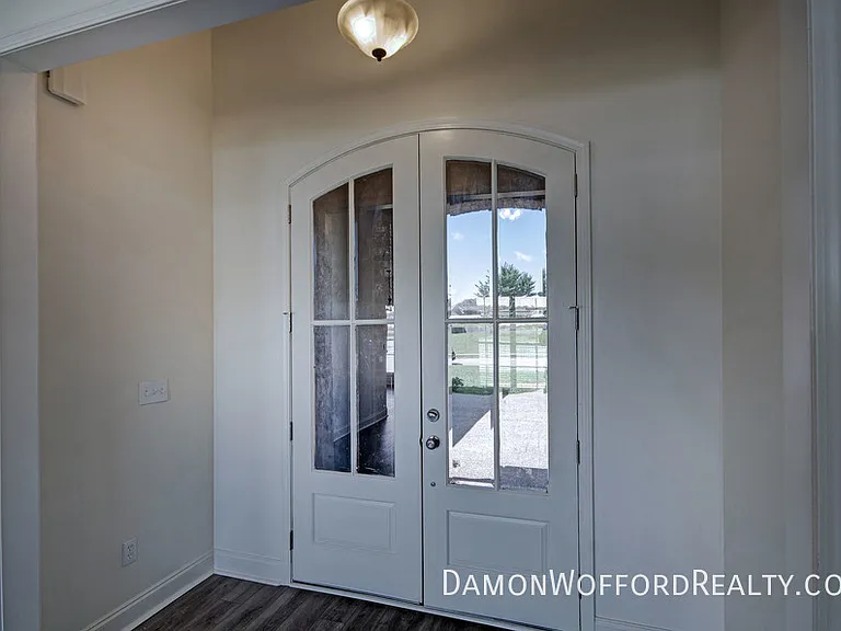 142 Lakeway Dr — Photo 3