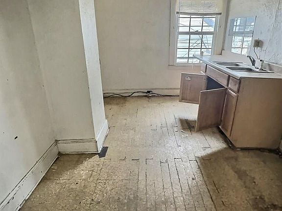5th image of 712 Carter St