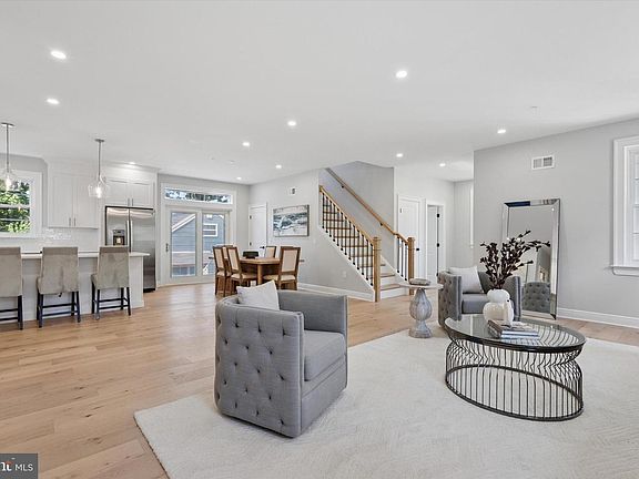 3rd image of 3012 Lincoln Ave