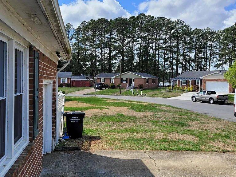 1207 Lakeview Dr — Photo 2