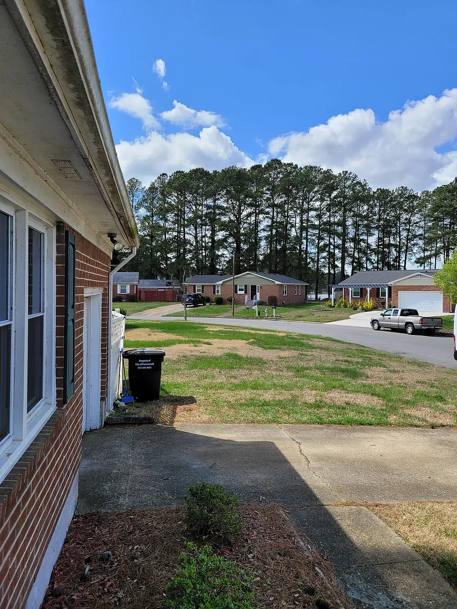 Building Photo - 1207 Lakeview Dr