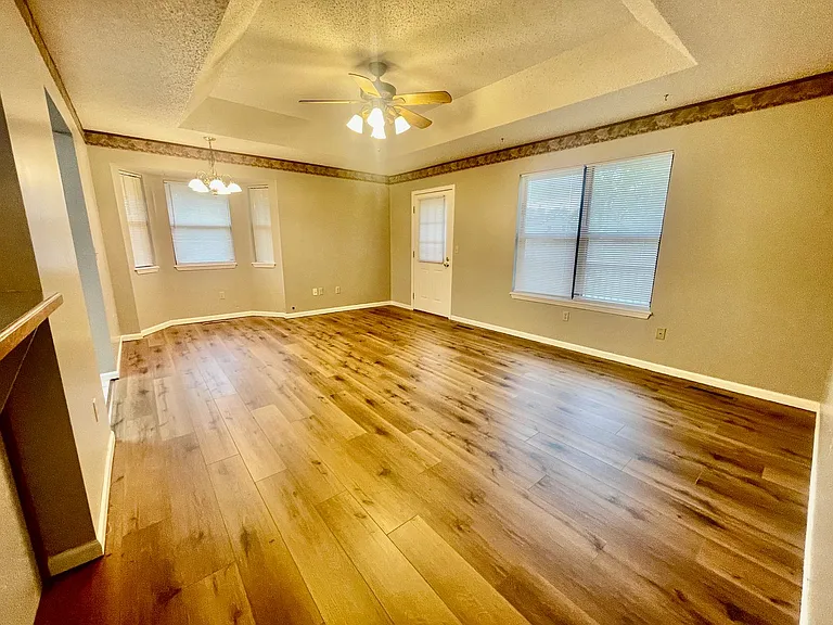 616 E Barbara Ct — Photo 4