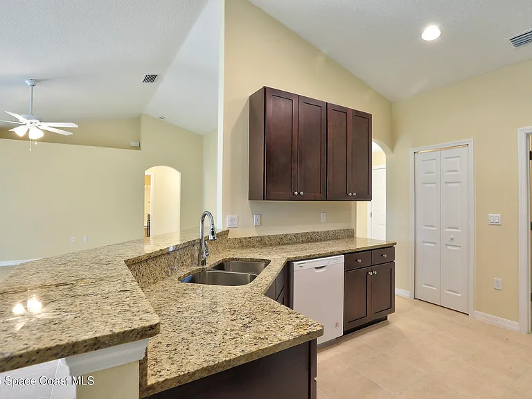 743 Breakwater Ter — Photo 18