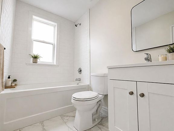 5th image of 706 Marentette Ave #4