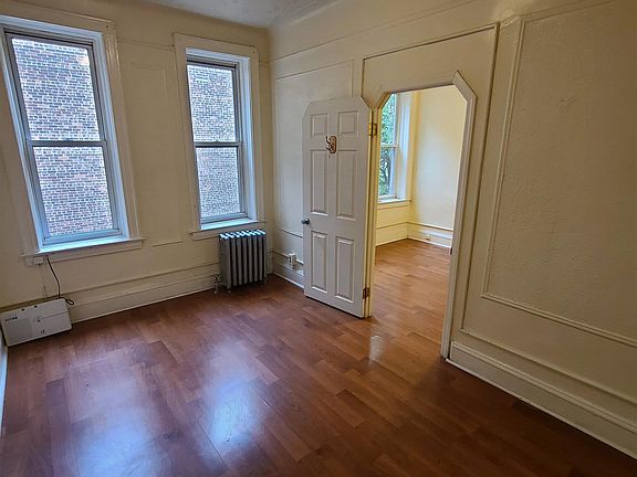 2nd image of 207A Mallory Ave #2R