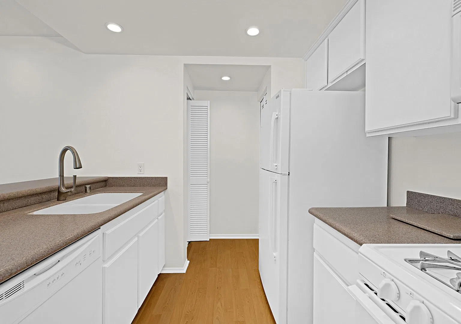 1br/1ba plus loft in Marina District! — Photo 2