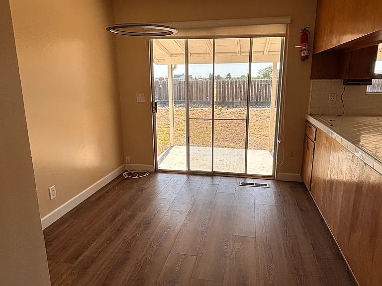 10449 Pioneer Ave — Photo 12