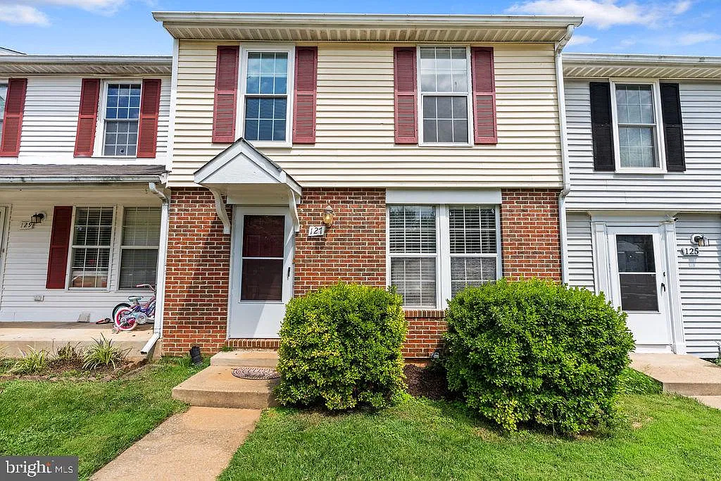 3 bed, 3.5 bath, 1640 sqft, $2,350 — Photo 1