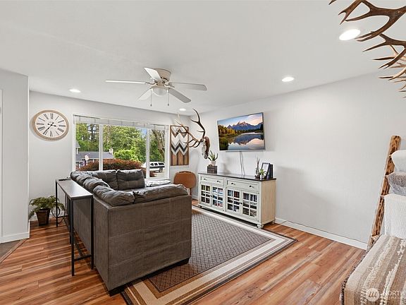 4th image of 15919 119th Avenue E