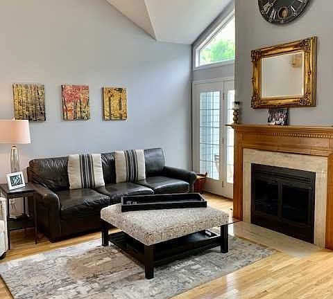 3rd image of 195 Surrey Ct