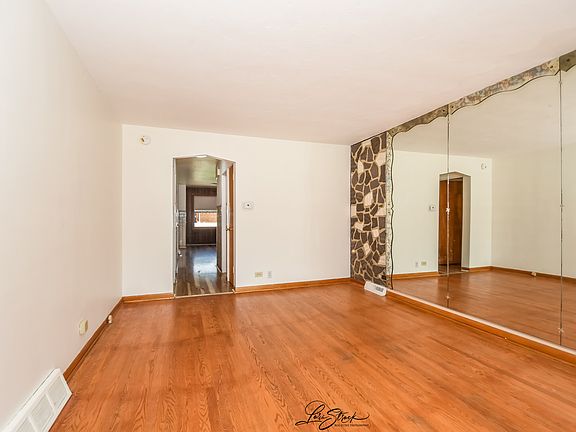 3rd image of 5853 S Narragansett Ave