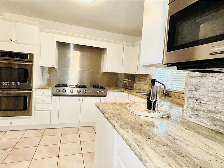7415 SW 56th Ave — Photo 1