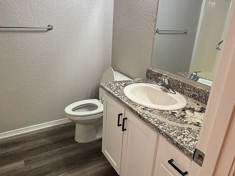 810 SE 9th St #810 — Photo 13