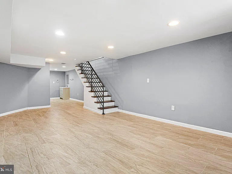 2209 E Huntingdon St — Photo 12