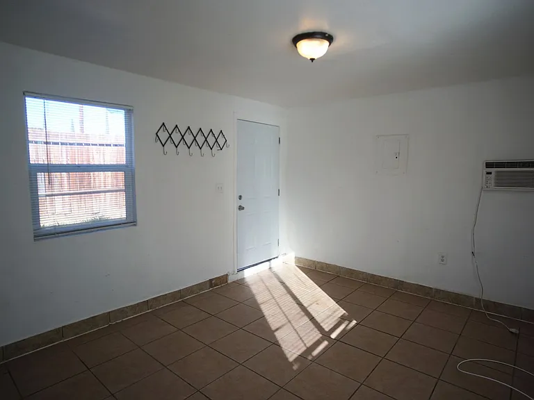 430 Crawford St — Photo 4
