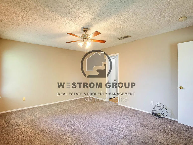 2363 Laurelhill Ln — Photo 16