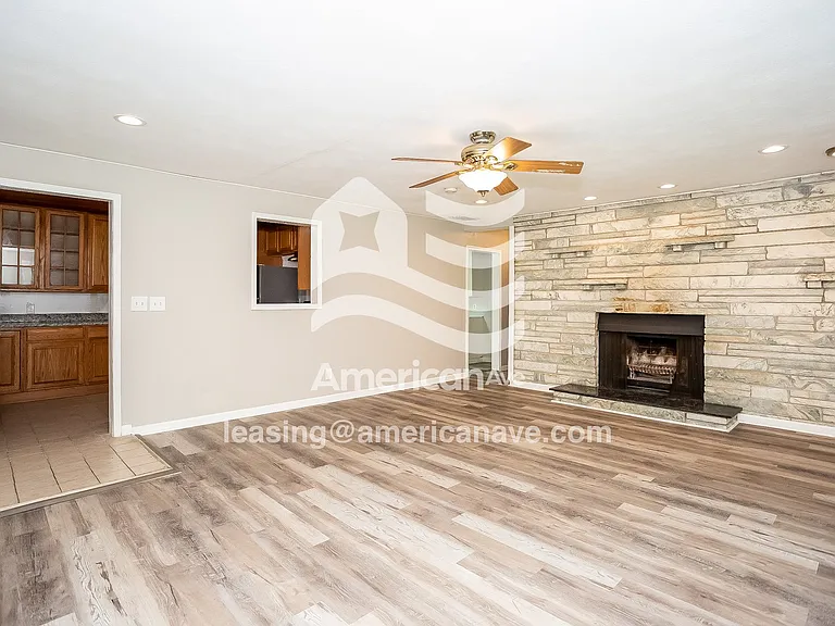 1337978_003_wm_-_living_room_13162040.jpg