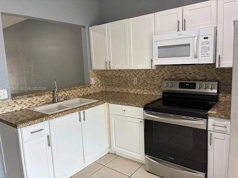 55 SW 14th Ter #55 — Photo 8