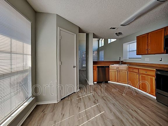 2nd image of 2923 Independence Dr