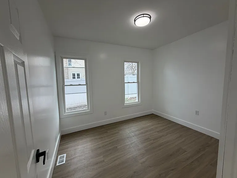7 Hewitt St — Photo 10