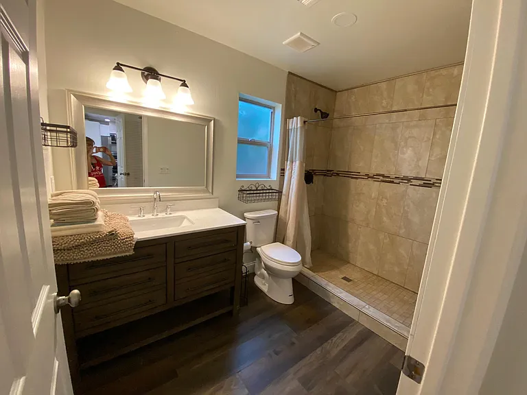 210 W East St — Photo 10