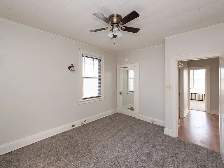 Beautifully updated Tudor style duplex. Upper unit. Large rooms. 2 balconies, private entry. Fenc... — Photo 29