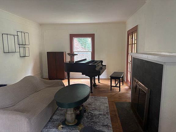 4th image of 527 Allen St