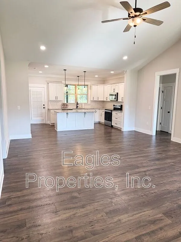 3 bed, 2.0 bath, 1656 sqft, $1,900 — Photo 3