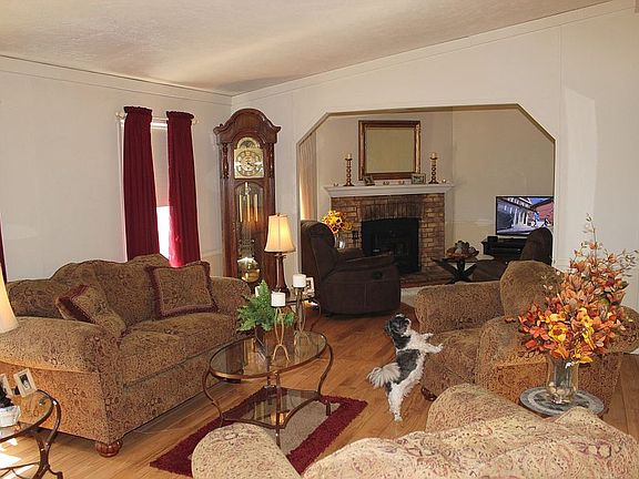 3rd image of 226 Redwood Ln
