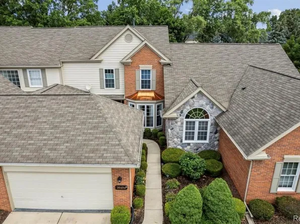 39494 Village Run Dr, Northville, MI 48168