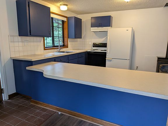 Kitchen with built-in dining counter